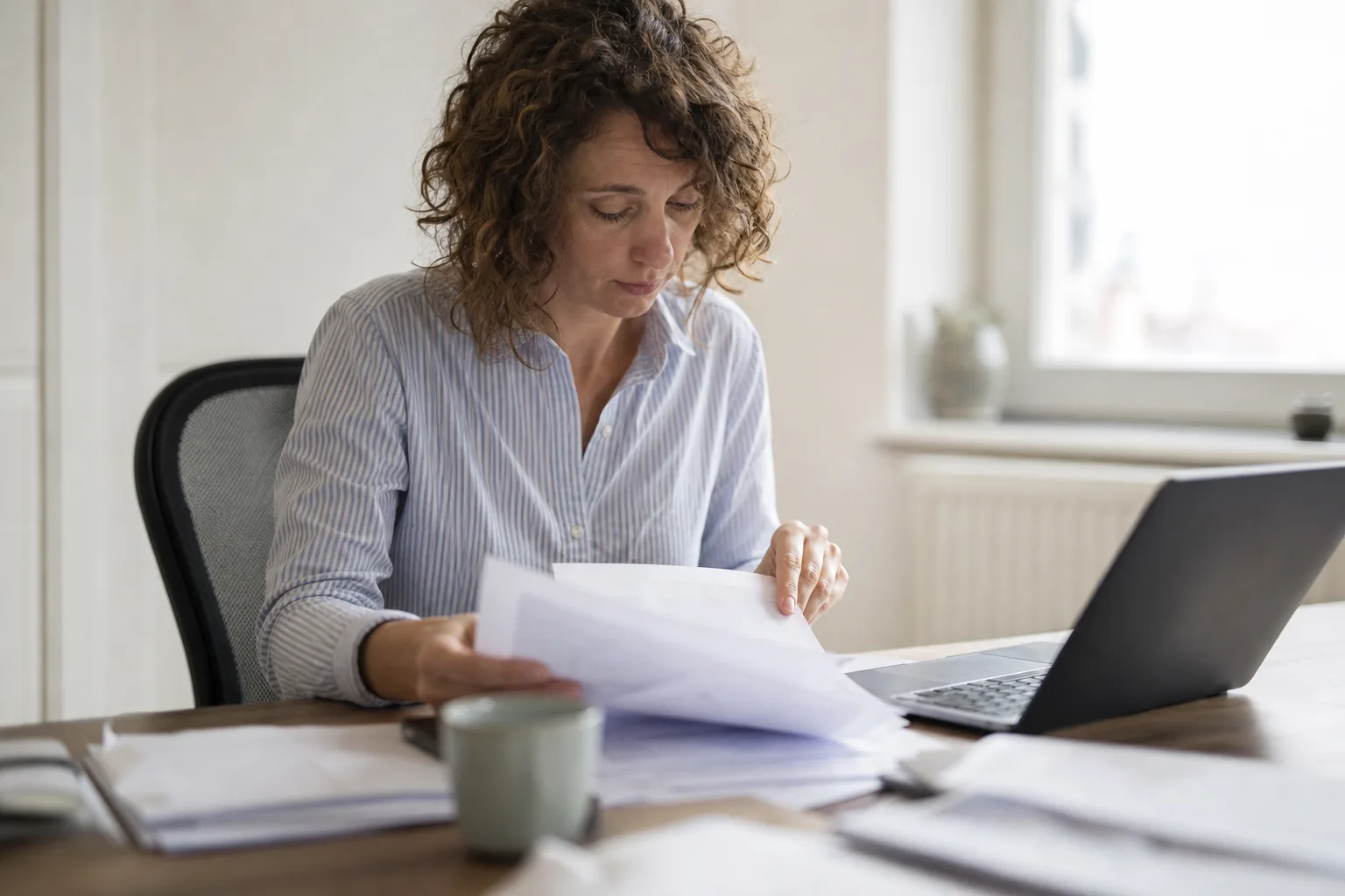 Administratief werk op een klein Nederlands kantoor. Beeld bij het artikel: Tellen de uren die je nooit factureert ook mee voor het urencriterium?
